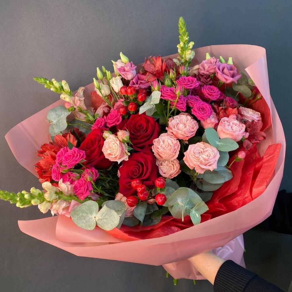 Букет пион.роз, альстромерии и ягод «Love is»