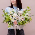 Корзина с цветами с ирисами и ранункулюсами